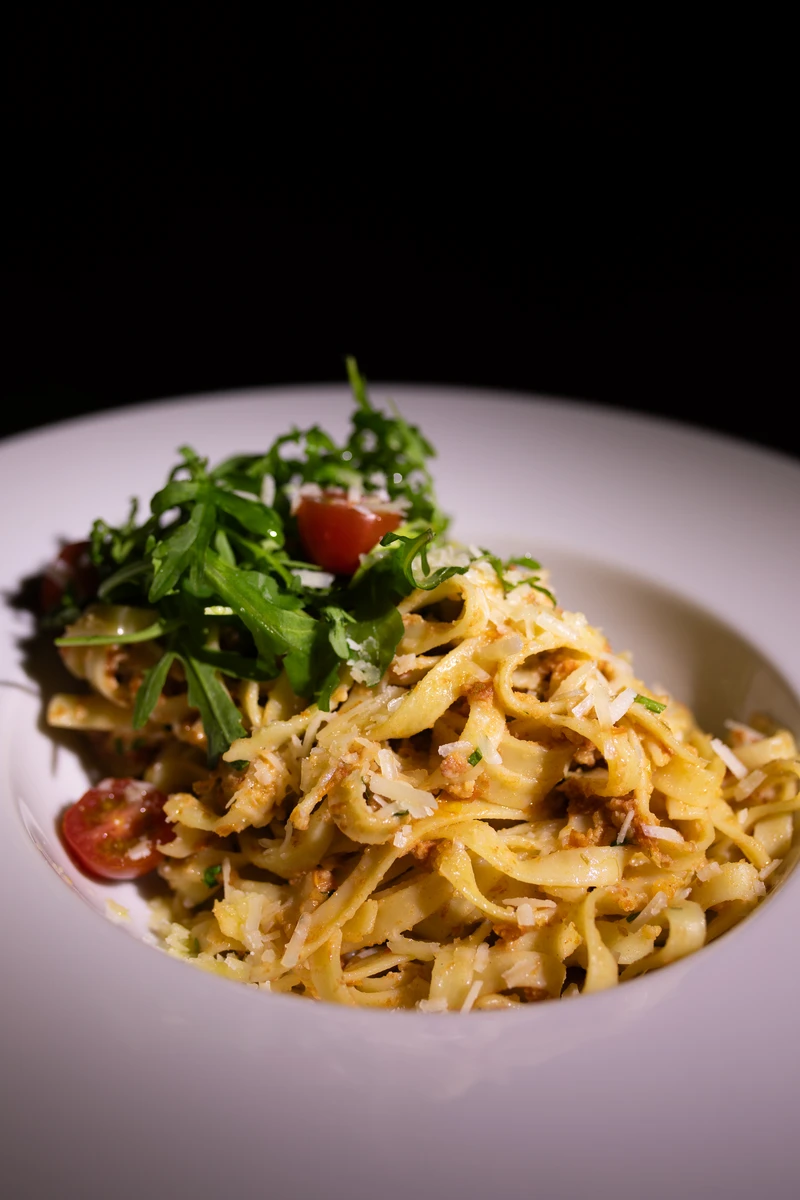 Tagliatelle s pestem a sušenými rajčaty